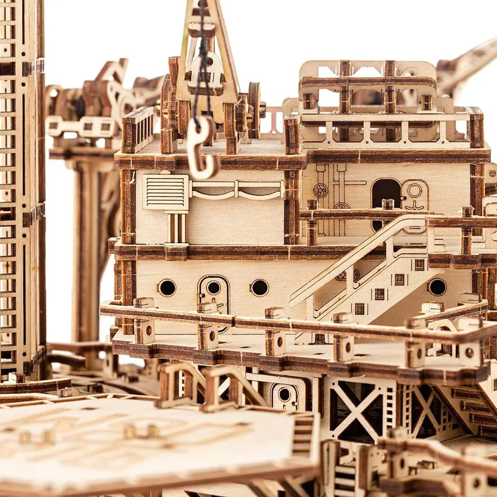 Detailansicht eines mechanischen Holzmodellbausatzes mit Treppen und Kran
