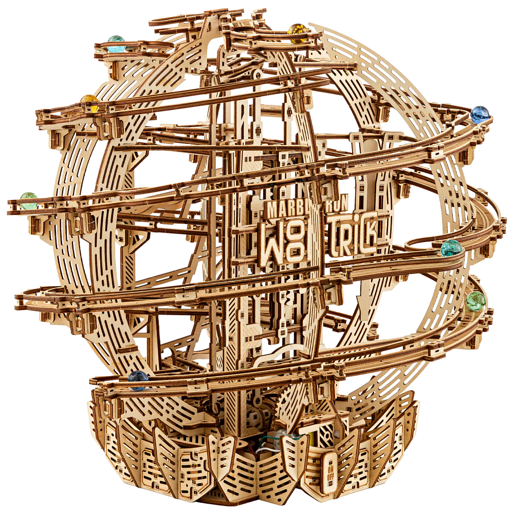 Kugelbahn aus Holz mit spiralförmigen Schienen und bunten Glaskugeln