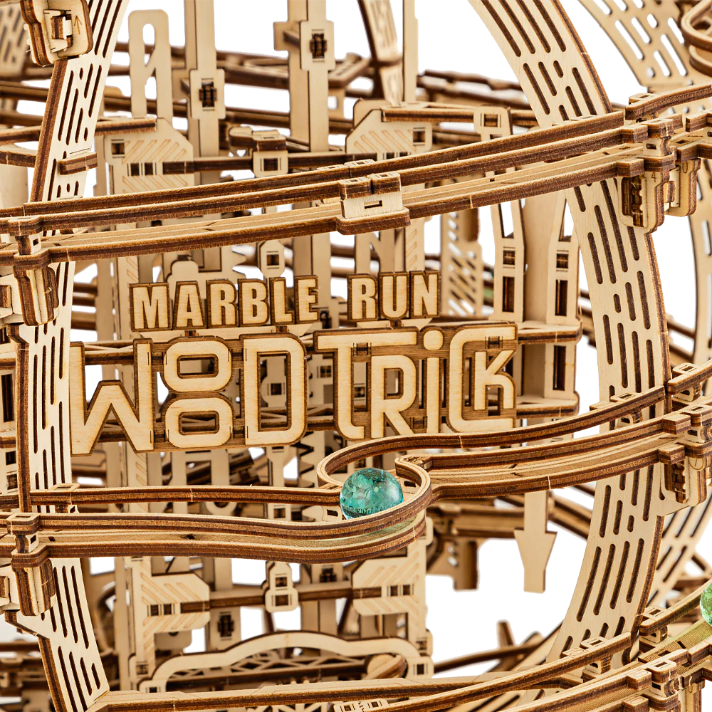 Detailansicht einer Kugelbahn aus Holz mit eingraviertem Schriftzug Wood Trick
