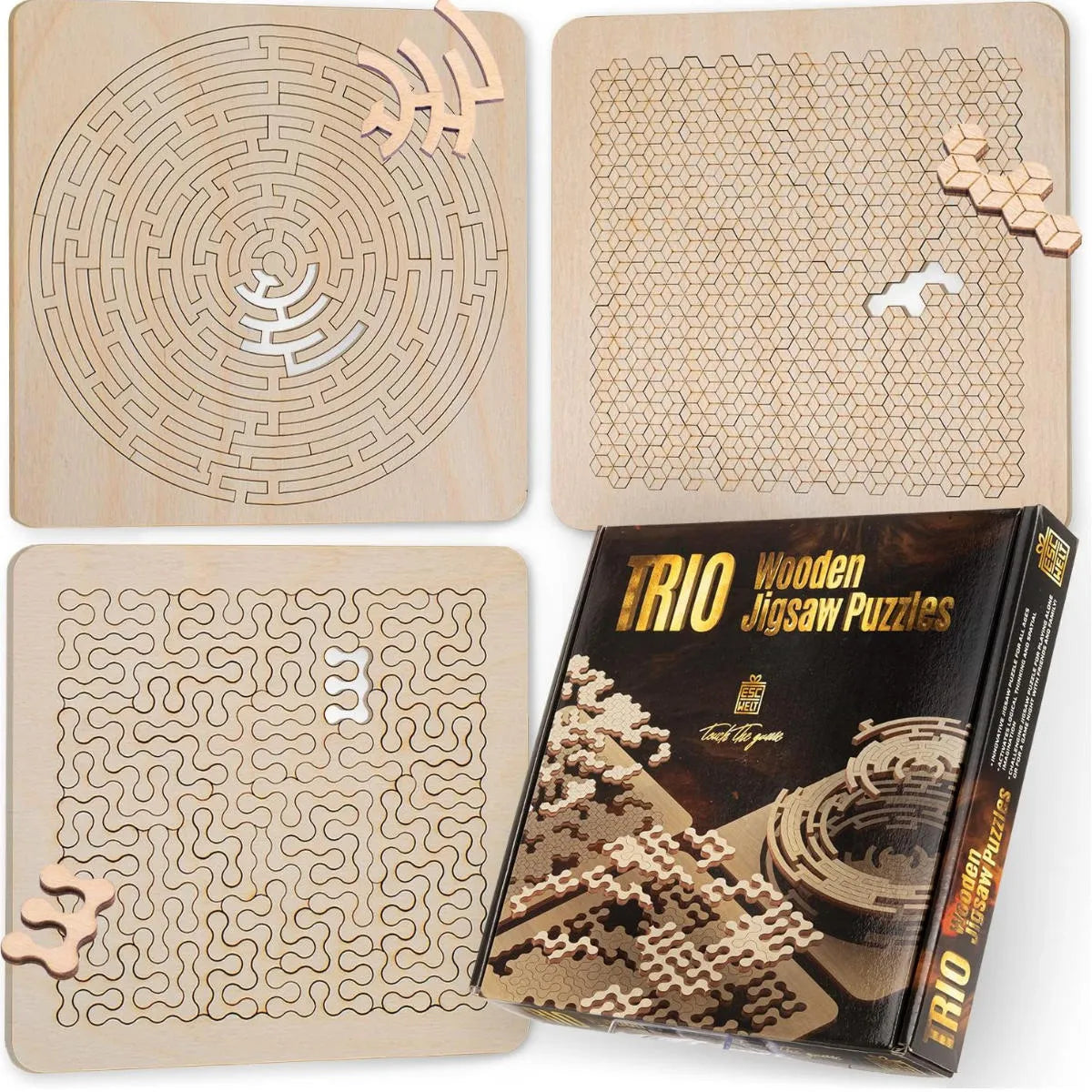 Die drei quadratischen Holzrätsel-Platten des Wooden Trio Sets (Labyrinth, Wabe, Kurven) übersichtlich angeordnet neben der Produktverpackung.