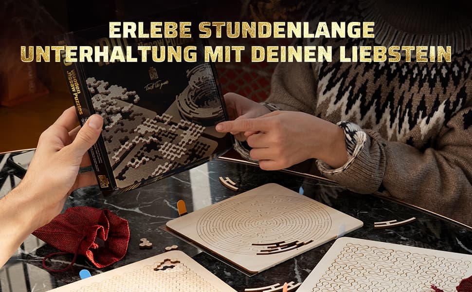 Eine Frau und ein Mann betrachten gemeinsam die Verpackung des Wooden Trio Holzpuzzles mit dem Text Erlebe stundenlange Unterhaltung.