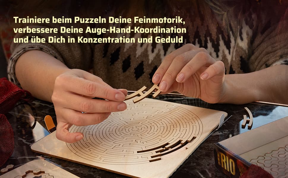 Eine Person setzt konzentriert das kreisförmige Holz-Labyrinth des Wooden Trio Puzzles zusammen zur Förderung von Feinmotorik und Geduld.