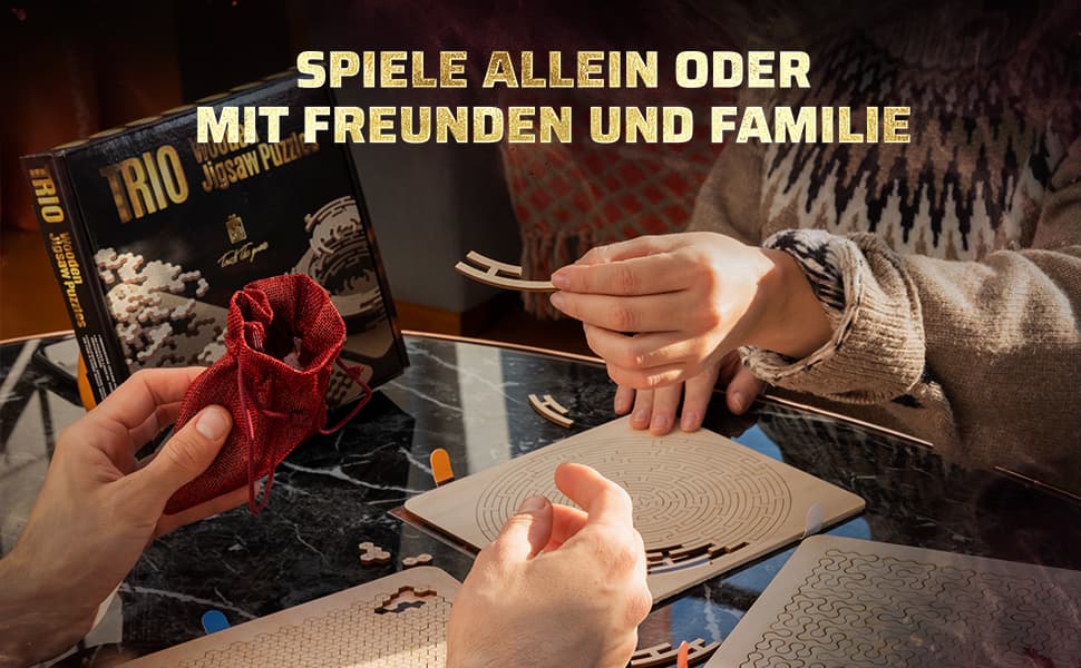 Zwei Personen rätseln gemeinsam am Wooden Trio Holzpuzzle auf einem Tisch mit dem Slogan Spiele allein oder mit Freunden und Familie.