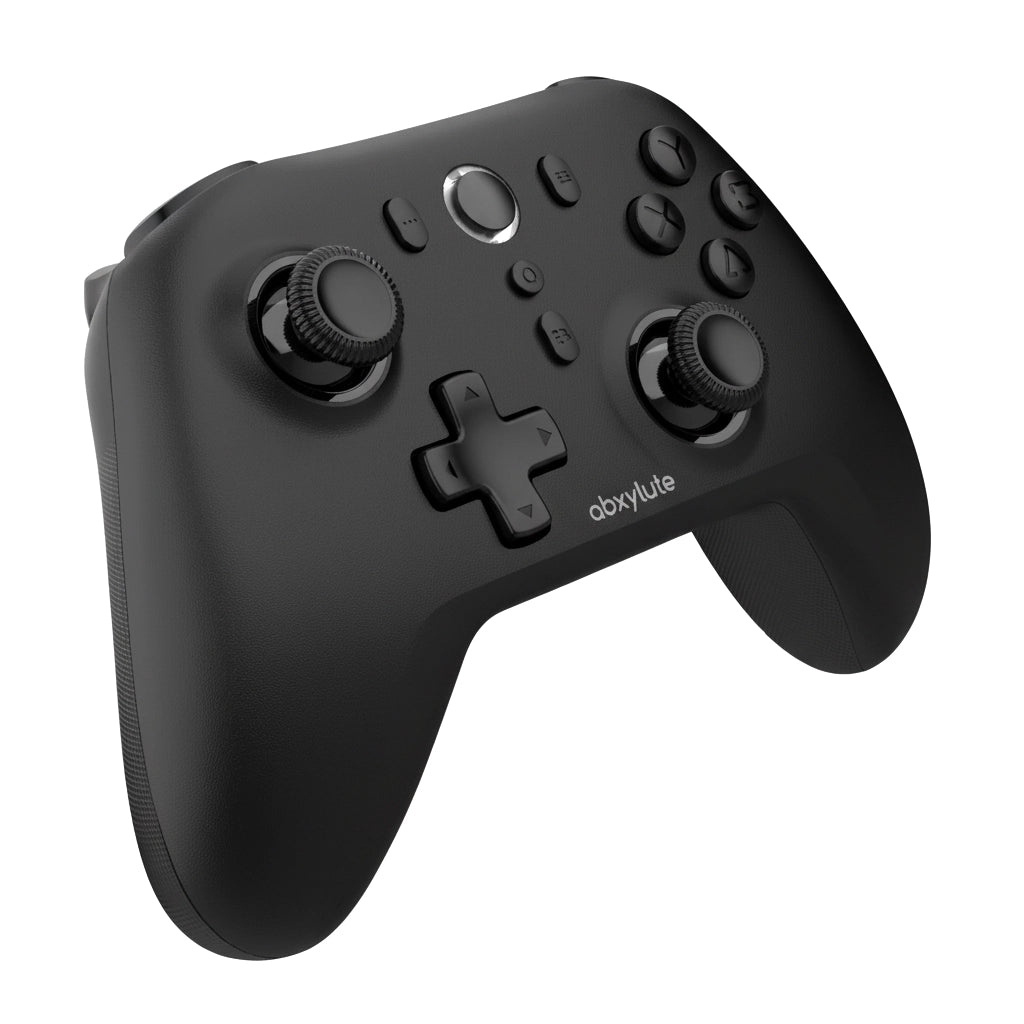 Perspektivische Ansicht von schräg rechts auf den schwarzen abxylute C6 Wireless Controller mit Fokus auf das abxylute-Logo und die XYBA-Aktionstasten.