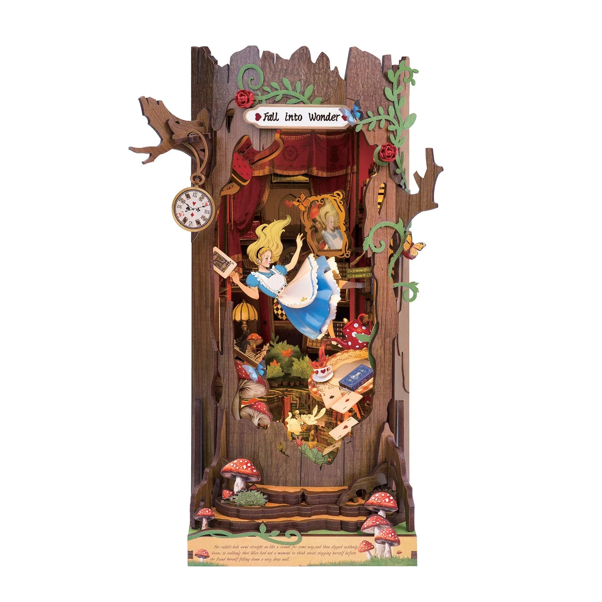 Alice im Wunderland Diorama mit Alice, die in einen Baumstamm fällt, umgeben von Pilzen und einem Hasen