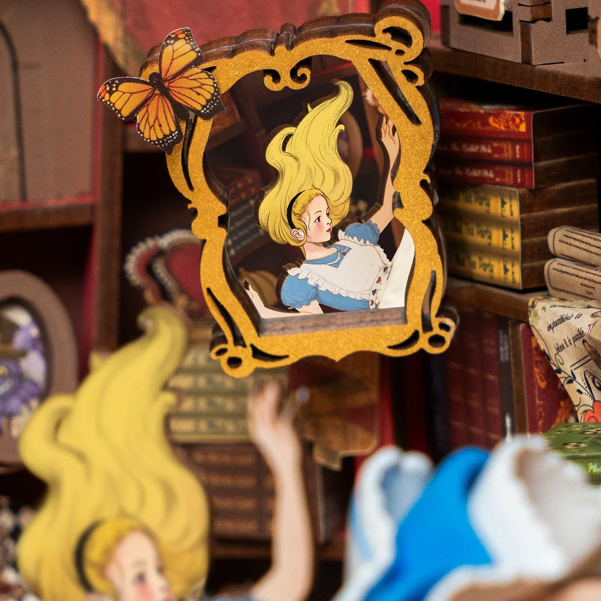Alice im Wunderland Miniatur-Bücherregal mit Alice, die durch einen Spiegel fällt, und einem Schmetterling
