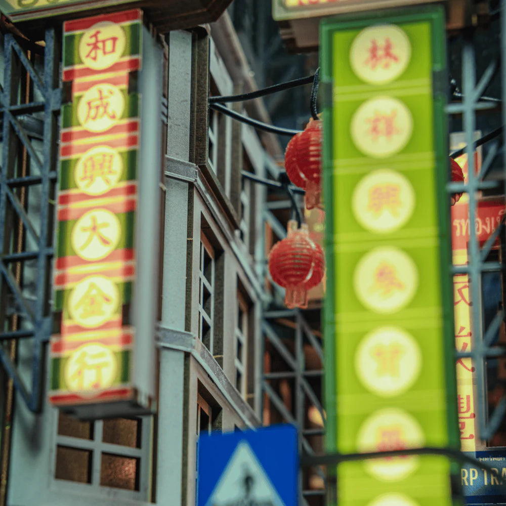 Nahaufnahme von Gebäuden mit roten Laternen und Leuchtreklamen mit chinesischen Schriftzeichen