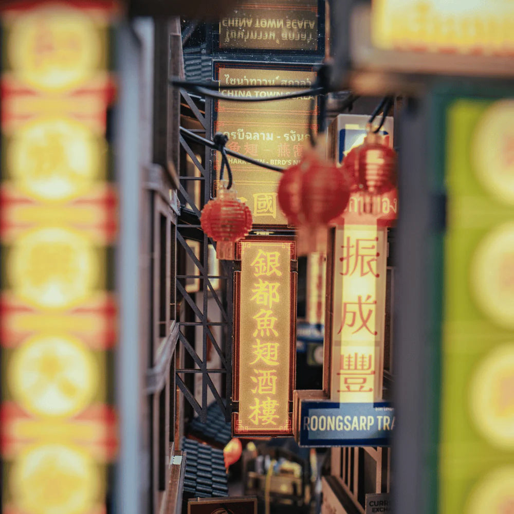 Leuchtende Schilder und Laternen in einer engen Gasse in Chinatown
