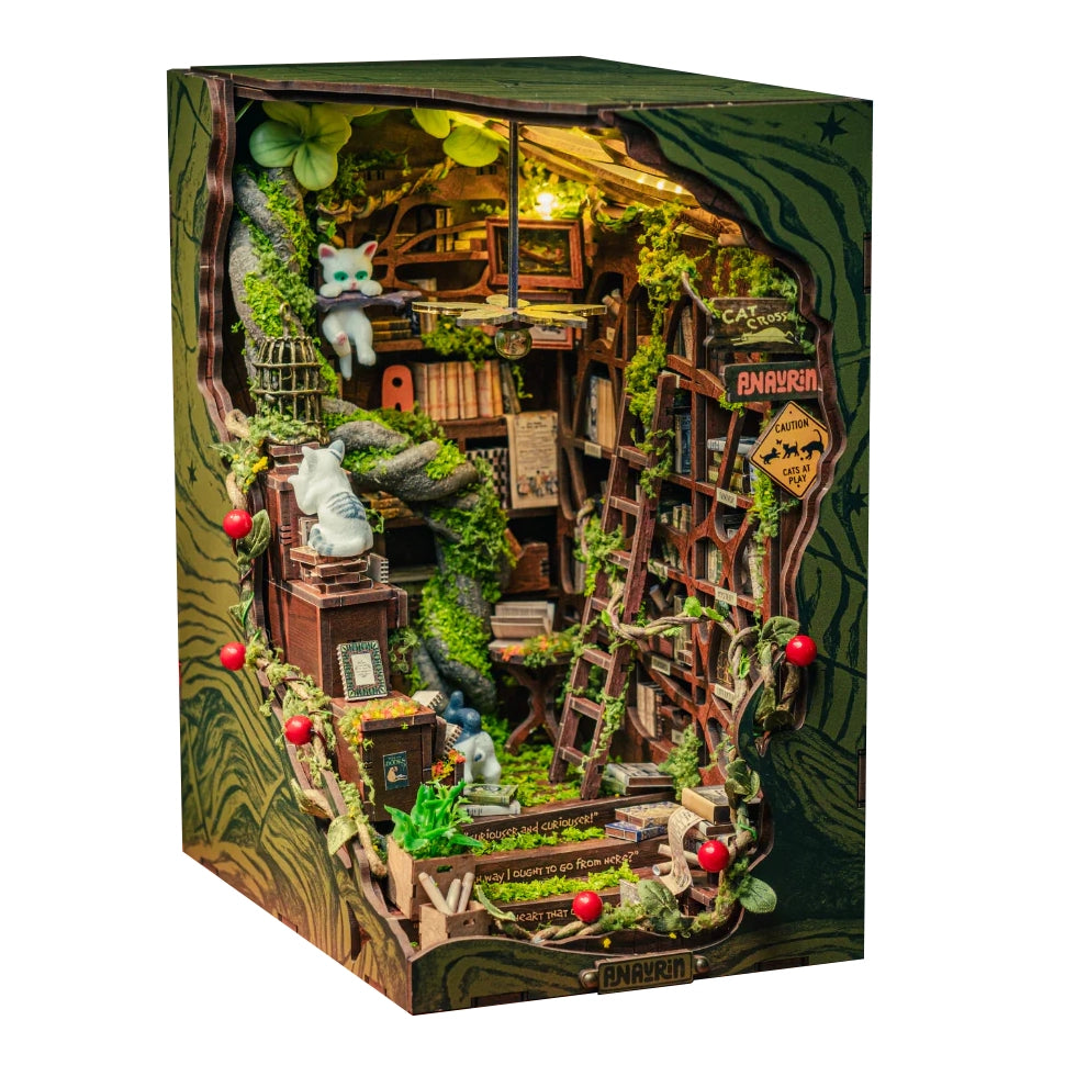 Miniatur-Bücherregal-Einsatz mit Katzenfiguren und Ranken