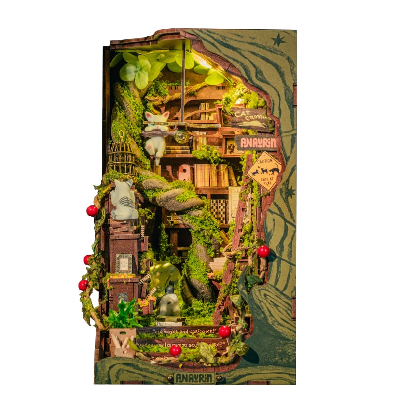 Miniatur-Bücherregal-Einsatz mit Katzenfiguren, Moos und kleinen roten Äpfeln