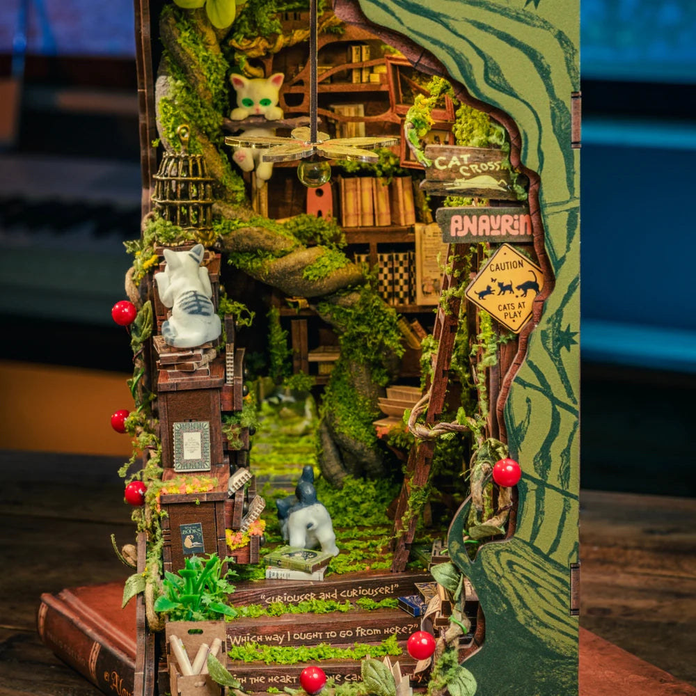 Bücherregal-Einsatz mit Miniatur-Szene eines verwunschenen Waldes mit Katzenfiguren und Büchern