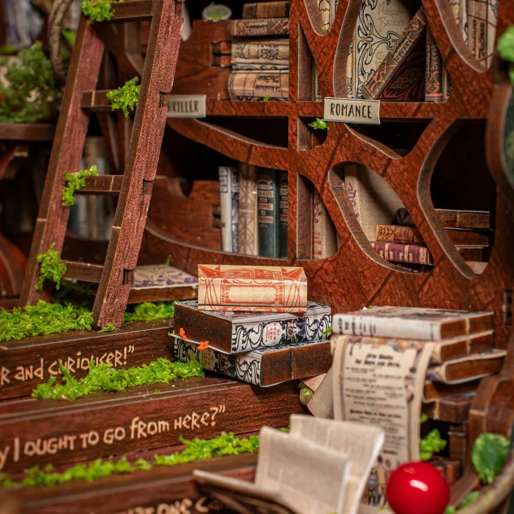 Miniatur-Bücherregal mit Leiter, Büchern und Moos