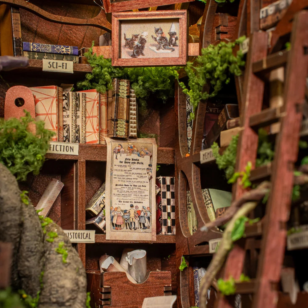 Miniatur-Bücherregal mit Büchern, Pflanzen und einer Leiter