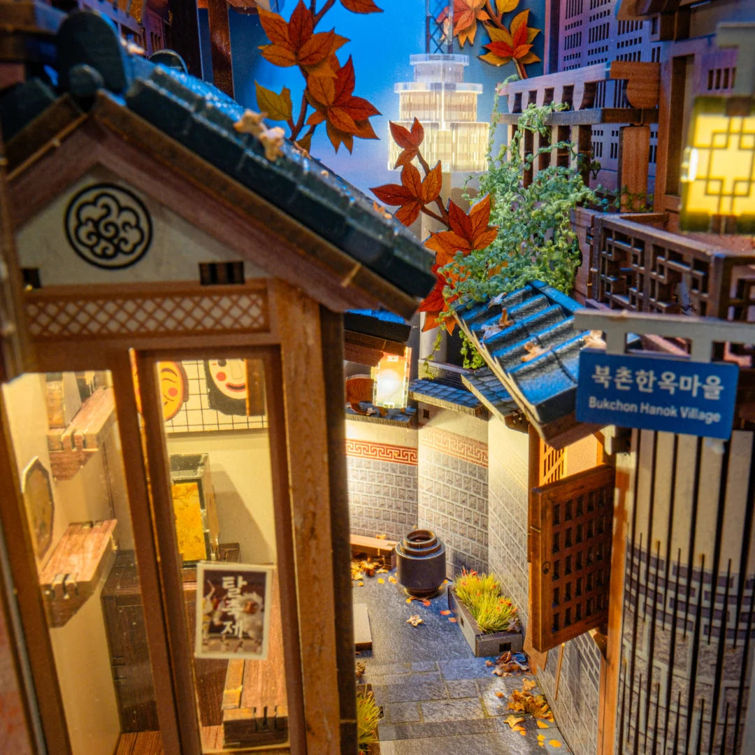 Miniaturmodell einer Gasse im Bukchon Hanok Dorf mit traditionellen Häusern und herbstlichen Blättern