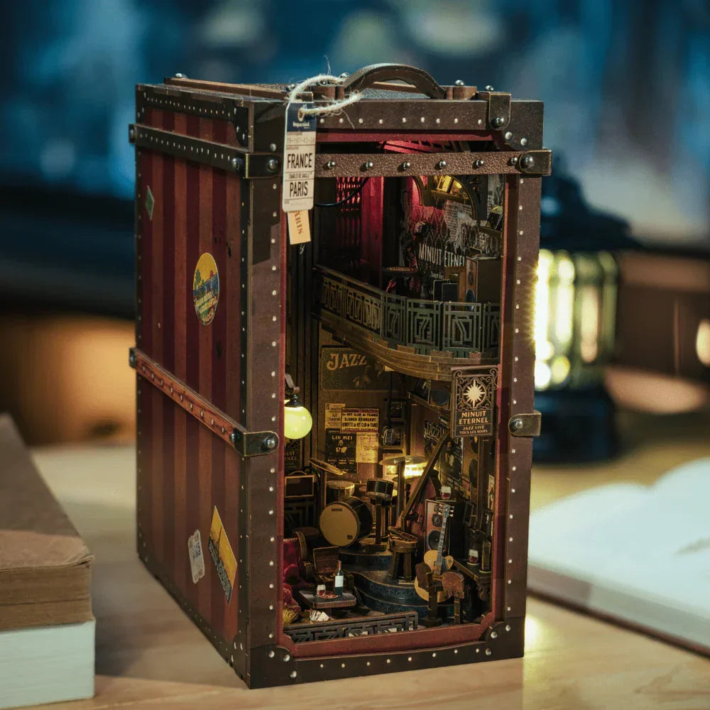 Miniatur-Diorama eines Jazzclubs in einem Koffer mit Instrumenten und Bühne