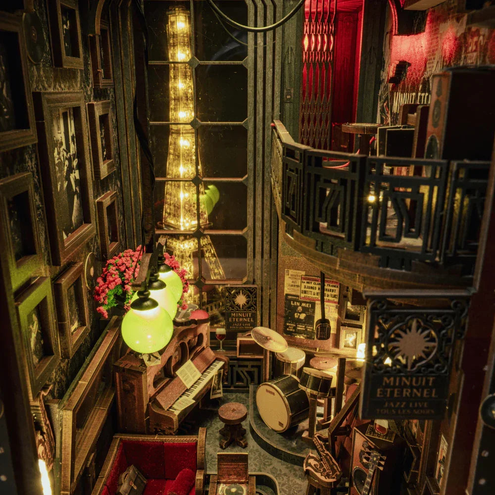 Miniatur-Jazzclub mit Klavier, Schlagzeug, Saxophon und beleuchteten Fenstern