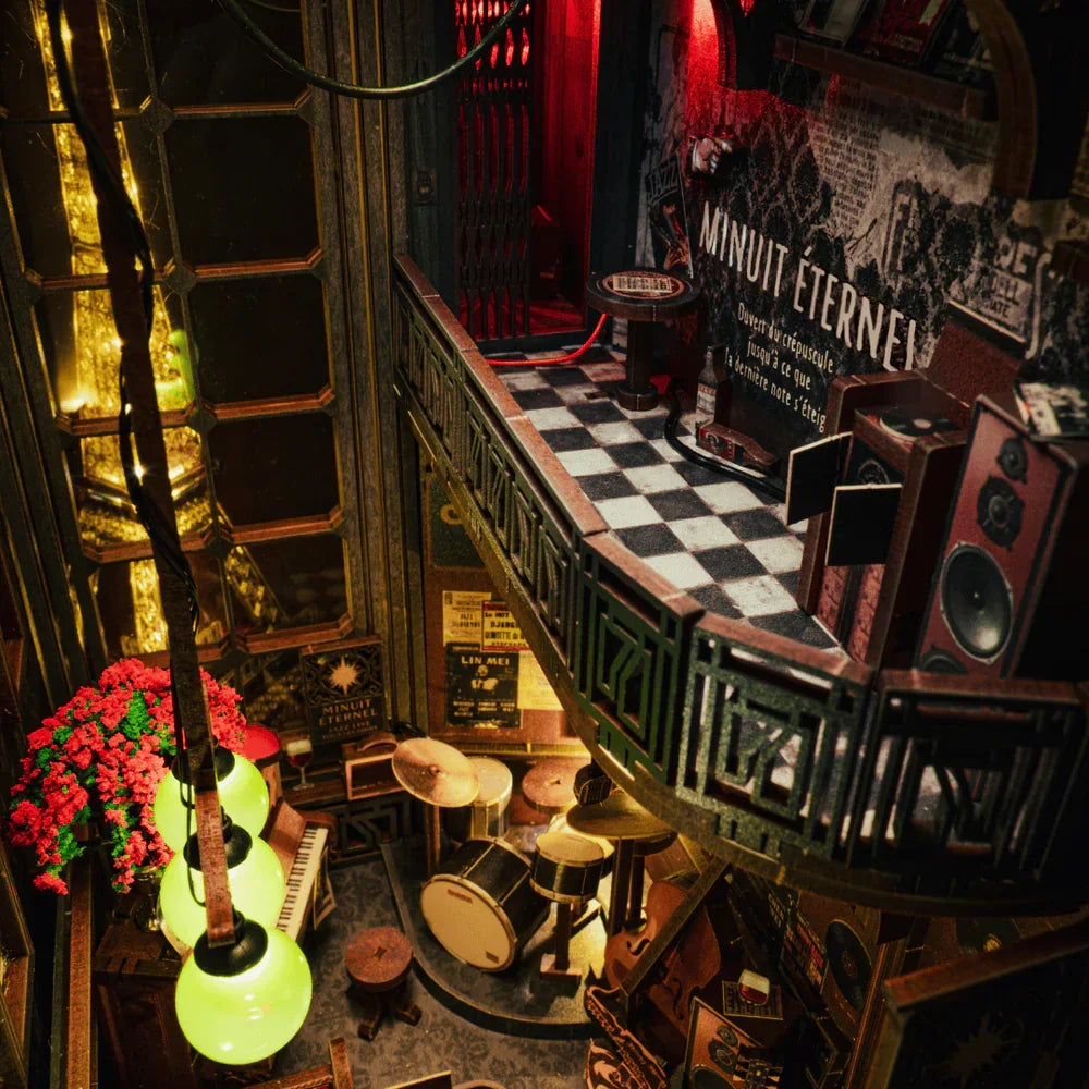 Miniatur-Jazzclub mit Schachbrettboden, Schlagzeug, Klavier und leuchtenden grünen Lichtern