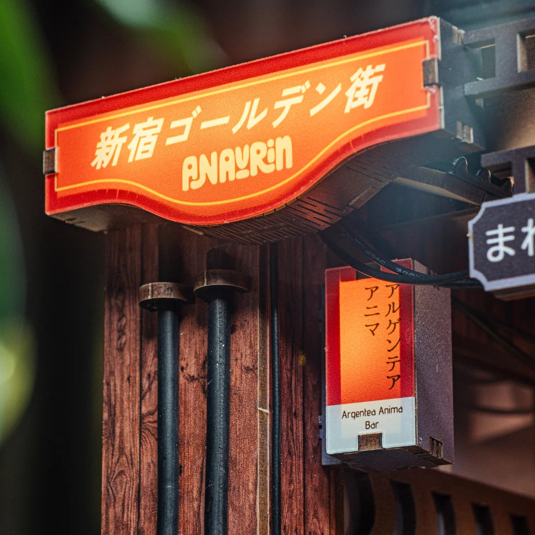 Holzschilder mit japanischer Schrift und dem Namen Argentea Anima Bar an einer Holzwand