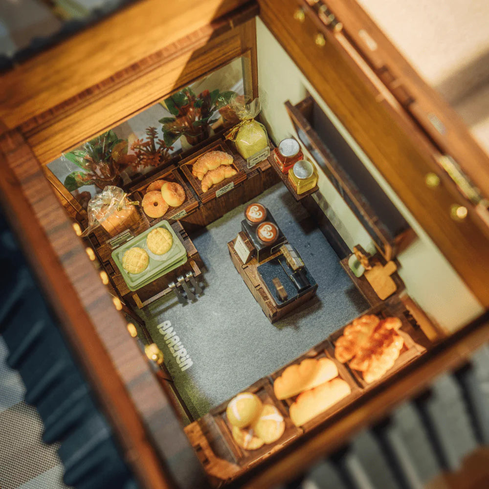 Miniatur-Bäckerei mit verschiedenen Backwaren, darunter Croissants, Brötchen und Gebäck
