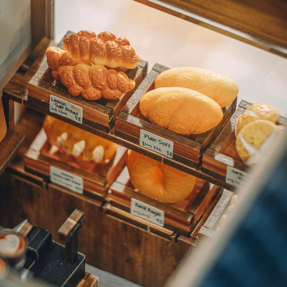 Gebäckauslage mit verschiedenen Brotsorten und Bagels