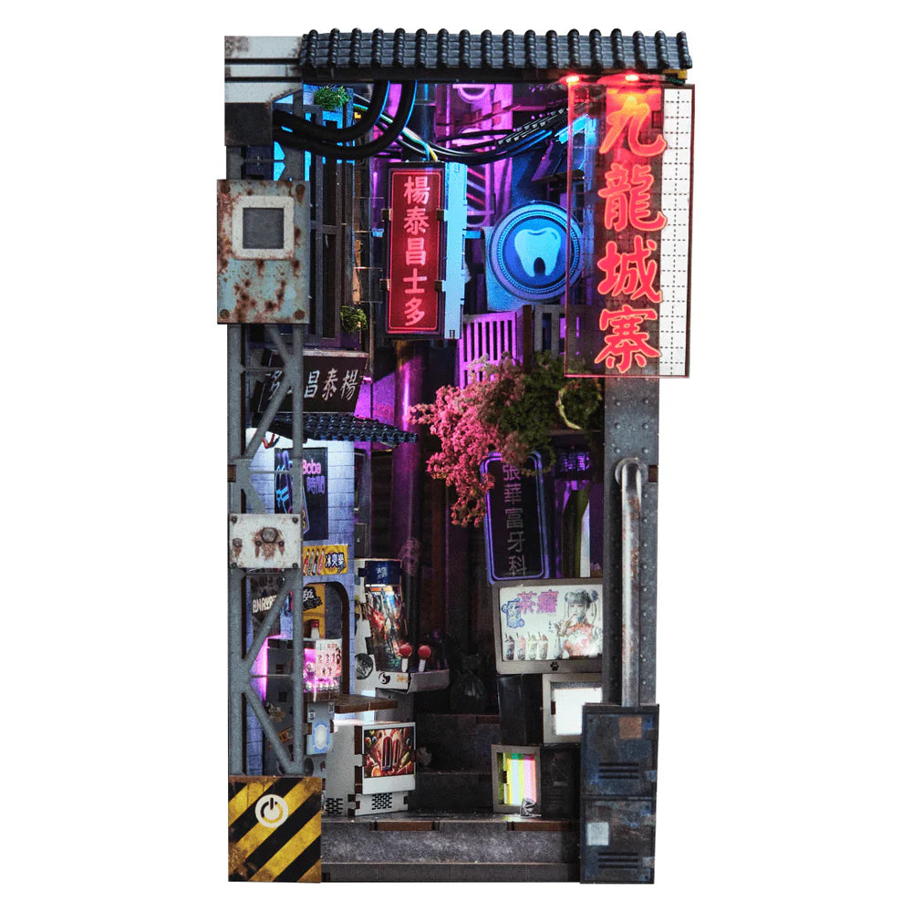 Miniatur-Diorama einer belebten asiatischen Straße bei Nacht mit Neonlichtern und Schildern