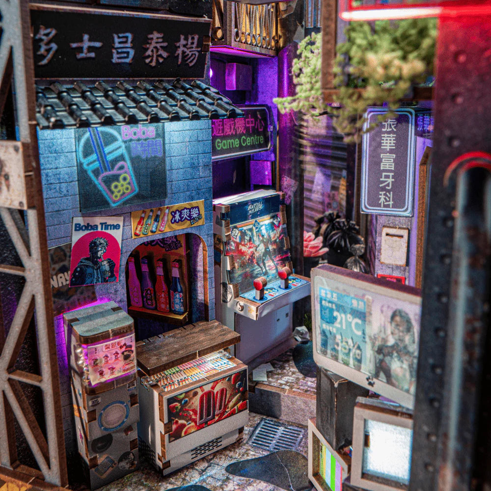 Miniatur-Straßenszene mit Leuchtreklamen, Spielautomaten und Getränkeautomaten