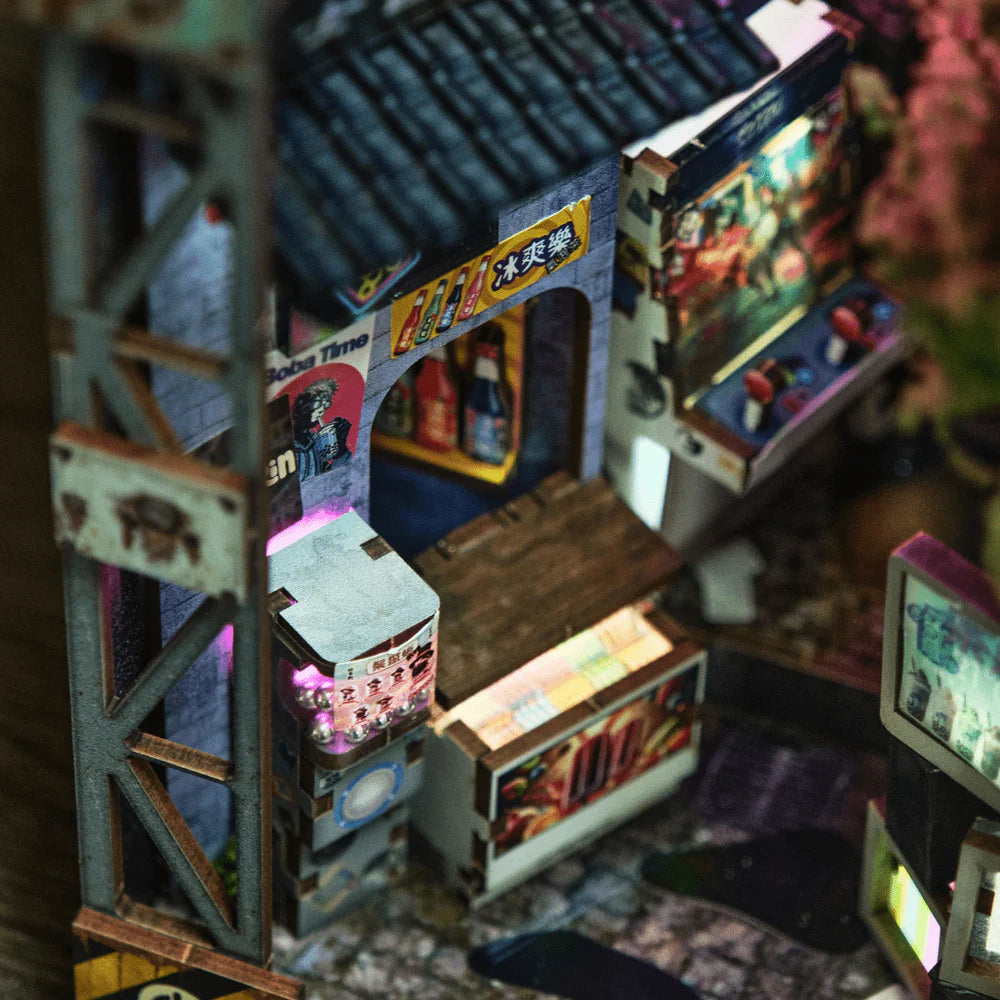 Miniatur-Straßenszene mit Gebäuden, Automaten und Schildern