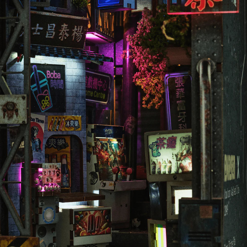 Nahaufnahme einer Miniatur-Gasse im Cyberpunk-Stil mit Neonlichtern und Werbetafeln