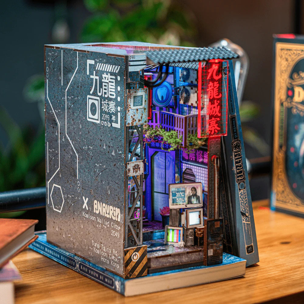 Miniatur-Bücherregal-Einsatz mit beleuchteter Gasse im Cyberpunk-Stil
