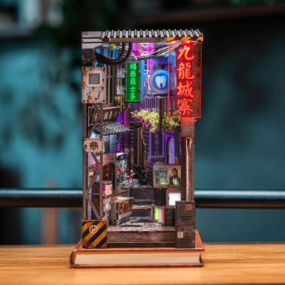 Miniatur-Diorama einer beleuchteten Gasse mit Neonlichtern und Schildern im asiatischen Stil