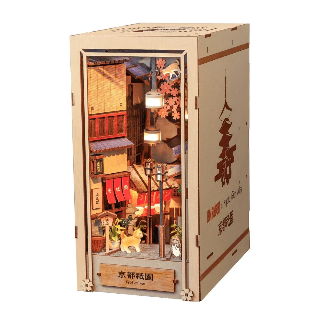 Miniatur-Diorama einer japanischen Gasse mit Geschäften, Laternen und einem Kätzchen