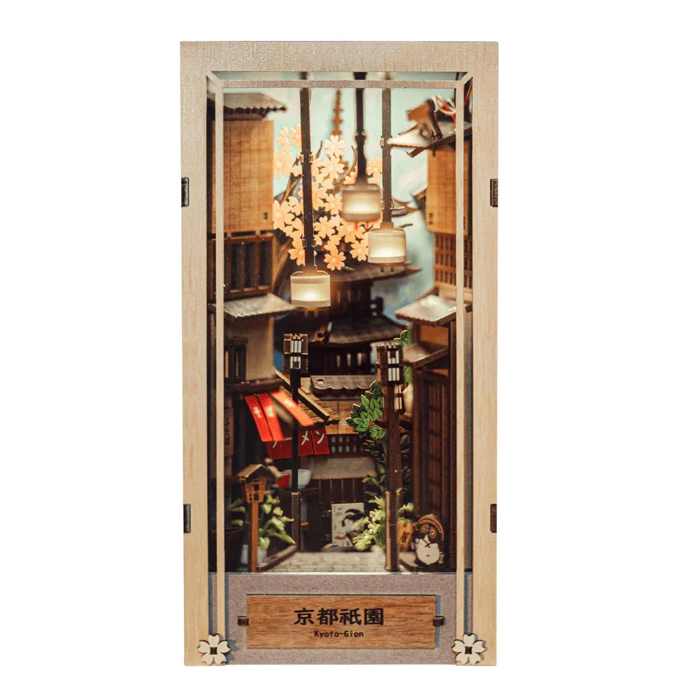 Miniatur-Diorama einer japanischen Straße mit Kirschblüten und Laternen