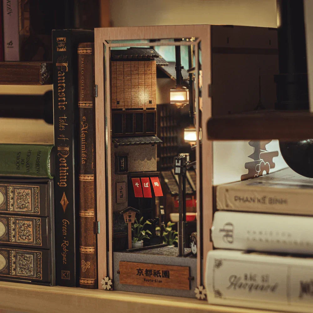 Miniatur-Buchstütze mit beleuchteter japanischer Gasse und Gebäuden