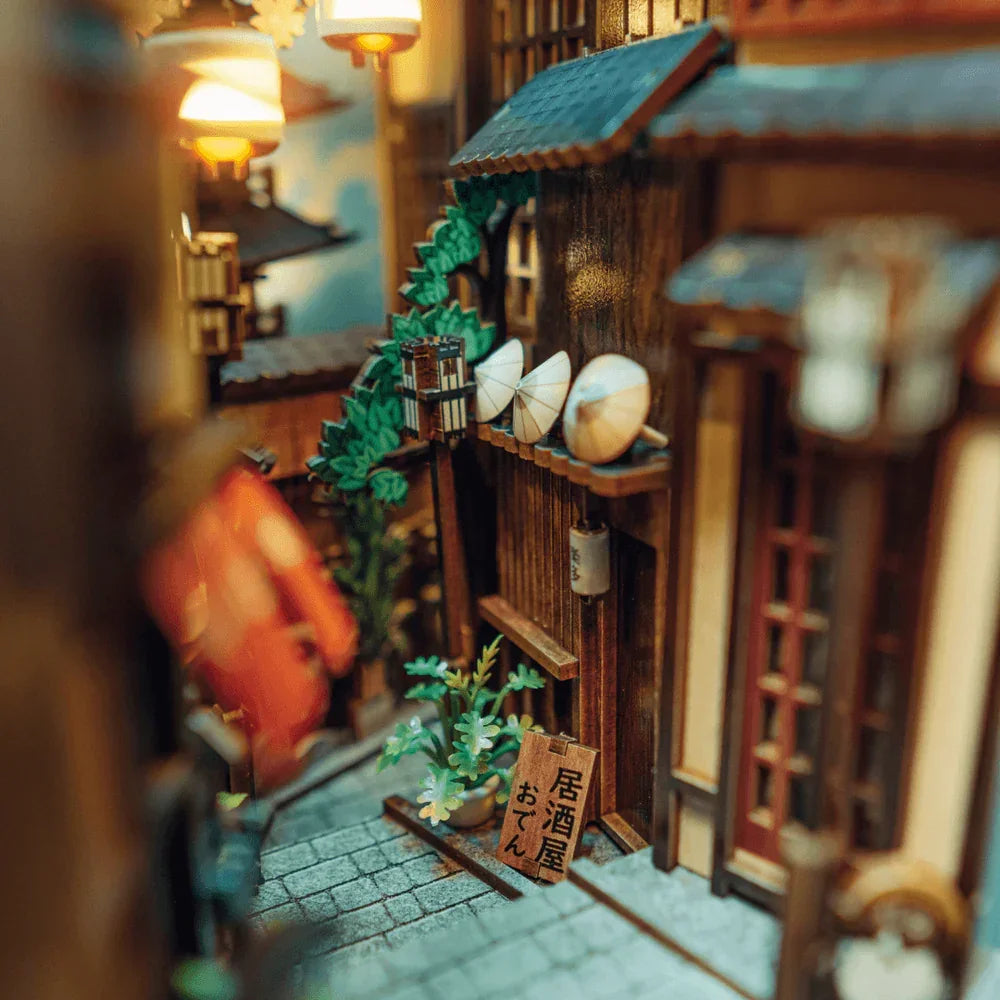 Miniatur-Diorama einer japanischen Gasse mit Laternen und einem Holzschild