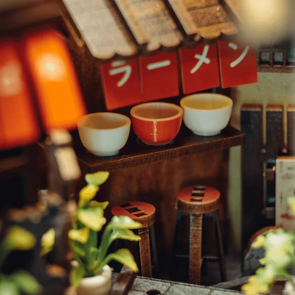 Miniatur-Ramen-Bar mit drei Schalen und zwei Hockern