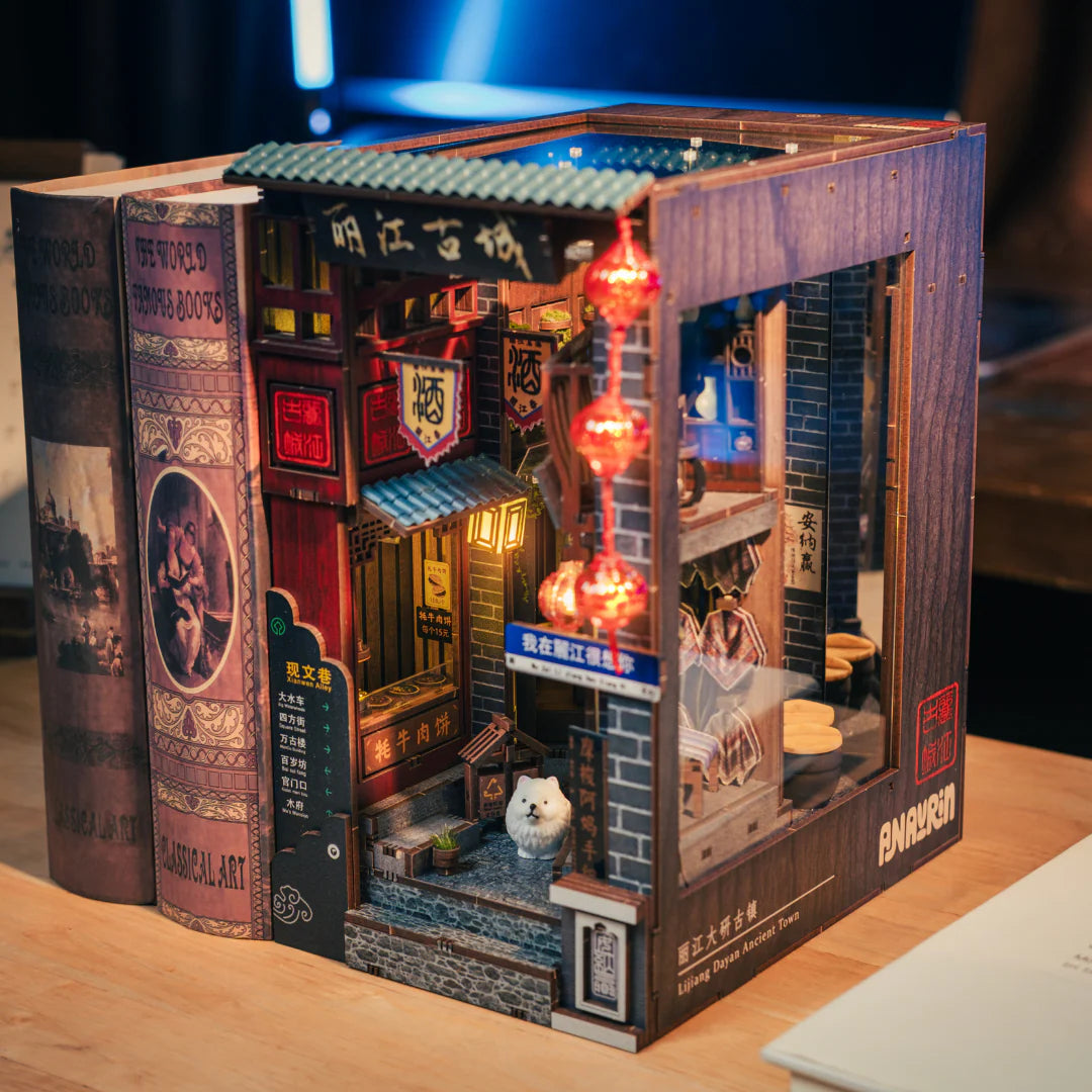 Miniatur-Bücherregal-Einsatz mit beleuchteter chinesischer Gasse und Laternen