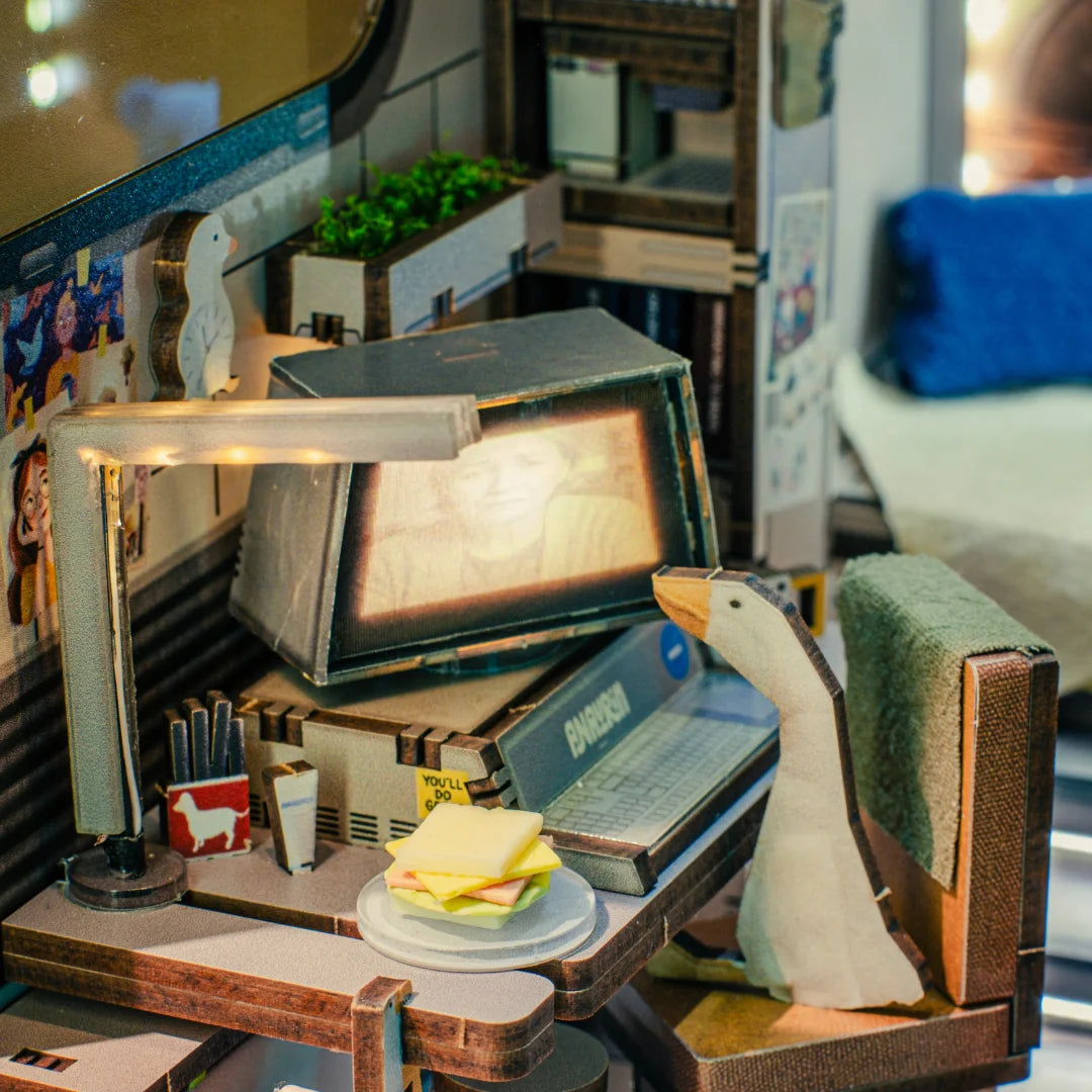 Miniaturmodell eines Schreibtisches mit Computer und einer Gänsefigur