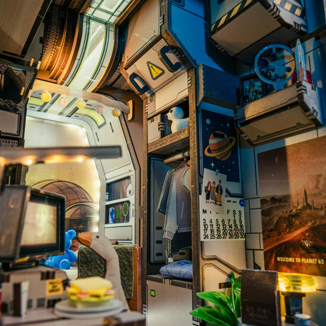 Miniaturmodell eines futuristischen Zimmers mit Weltraumdekor und Einrichtungsgegenständen