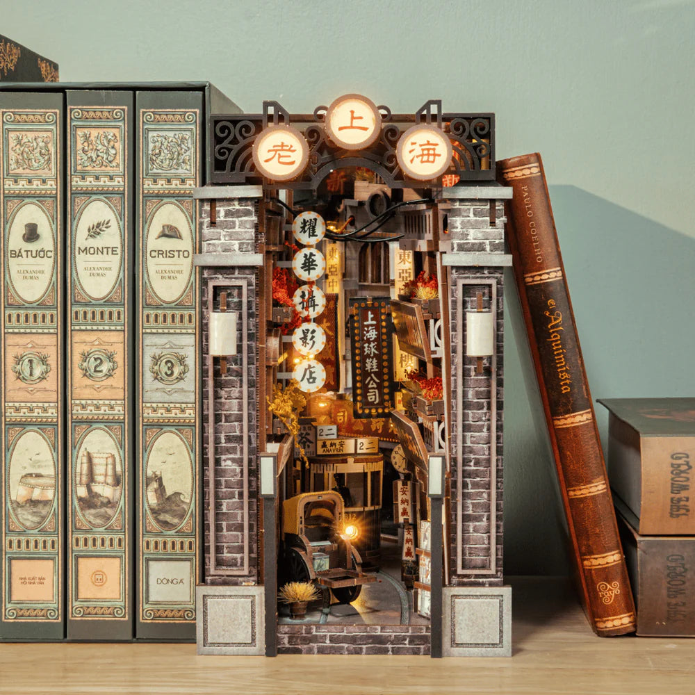 Miniatur-Bücherregal-Einsatz mit beleuchteter Gasse im chinesischen Stil, umgeben von Büchern