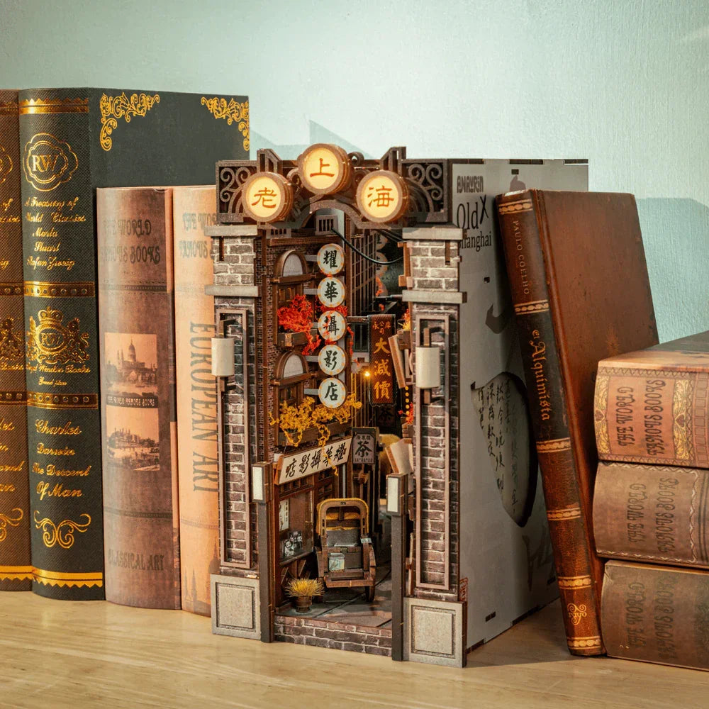 Ein Miniatur-Bücherregal-Einsatz mit einer beleuchteten Gasse im alten Shanghai-Stil, umgeben von Büchern