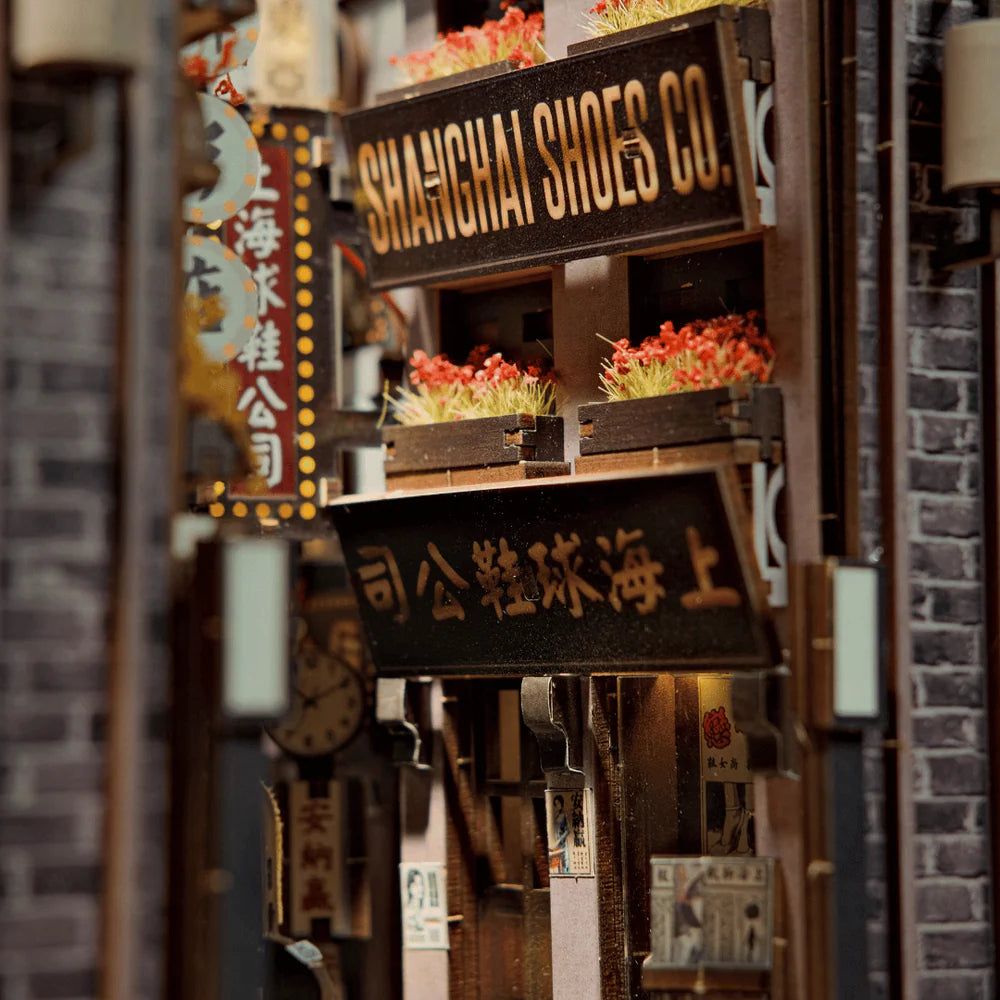 Miniatur-Straßenszene mit Schildern für Shanghai Shoes Co und chinesischen Schriftzeichen