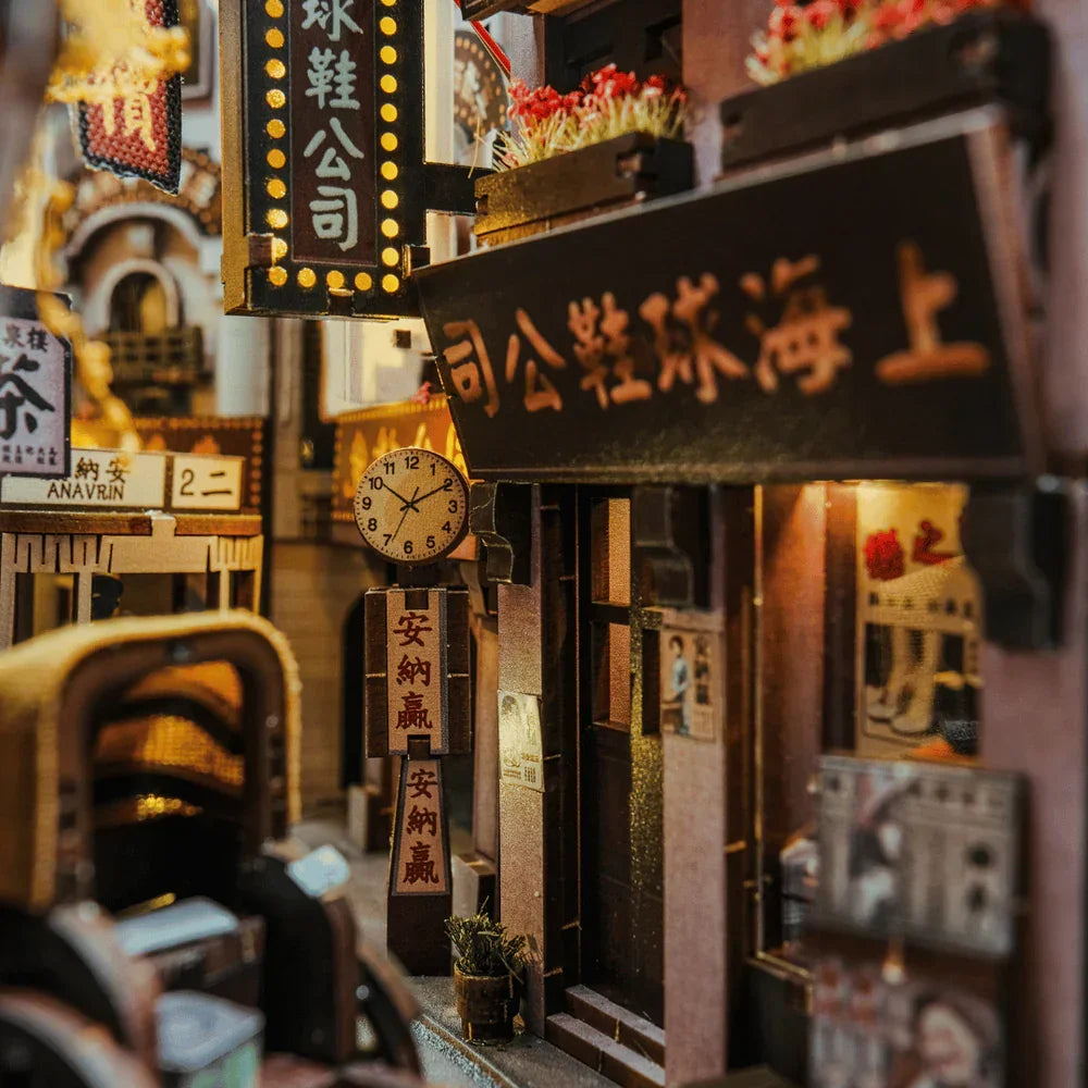 Miniatur-Straßenszene mit beleuchteten Schildern und einem Uhrenmodell