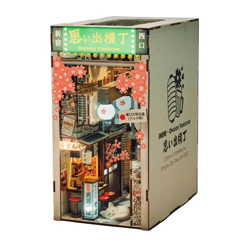 Miniatur-Diorama einer japanischen Gasse mit Geschäften, Laternen, Kirschblüten und einer schlafenden Katze
