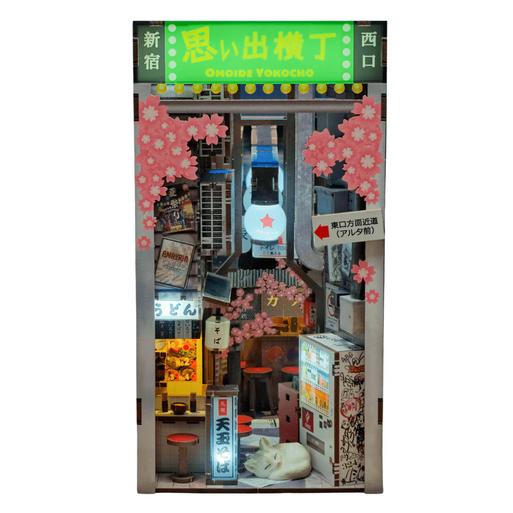 Miniatur-Modell eines japanischen Gasse mit Geschäften, Laternen, Kirschblüten und einer schlafenden Katze