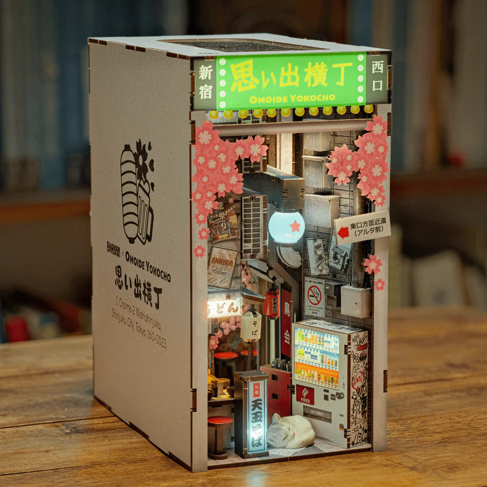 Miniatur-Bücherregal-Einsatz mit beleuchteter japanischer Gasse, Kirschblüten und einem schlafenden Kätzchen
