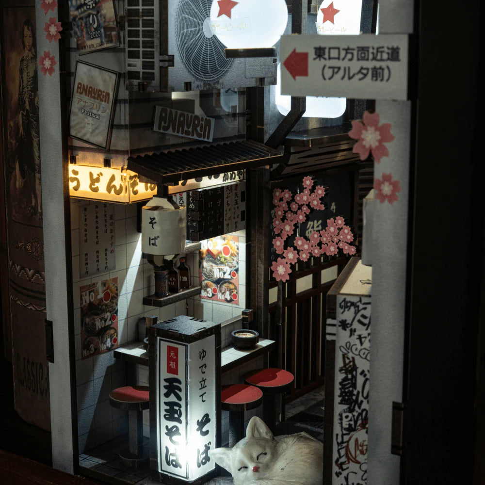Miniatur-Szenenbild eines japanischen Restaurants mit einem schlafenden weißen Fuchs