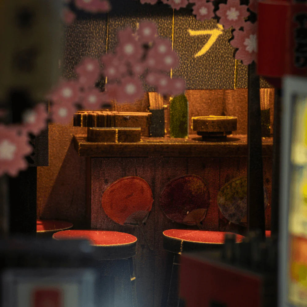 Miniatur-Bar mit roten Hockern und Kirschblüten-Dekoration