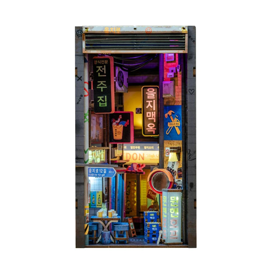 Miniatur-Diorama einer belebten koreanischen Gasse bei Nacht mit Leuchtreklamen und Tischen