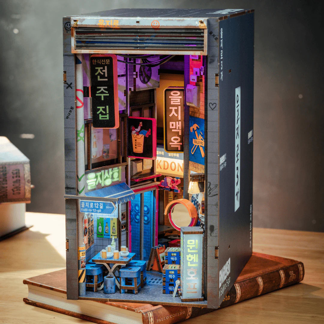 Miniatur-Diorama eines beleuchteten koreanischen Restaurants mit Tischen und Stühlen