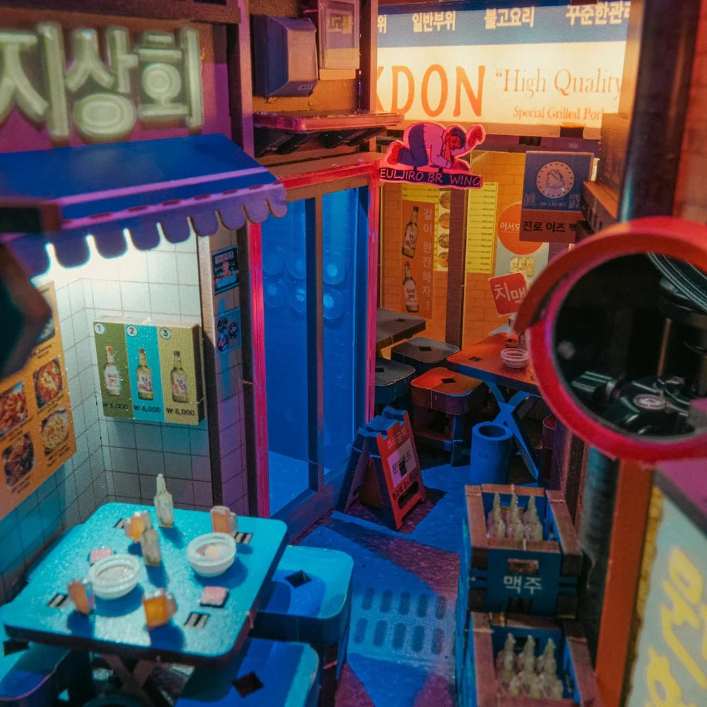 Miniatur-Straßenszene mit koreanischen Geschäften und Restaurants bei Nacht